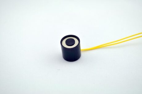 EM050-12-222 - Round Electromagnet 0.5 inch Dia. 12 volts DC - Holding 2 lbs.