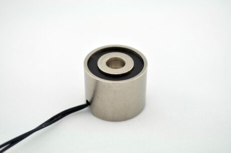 EM100-24-112 - Round Electromagnet 1 inch Dia. 24 volts DC - Holding 19 lbs.