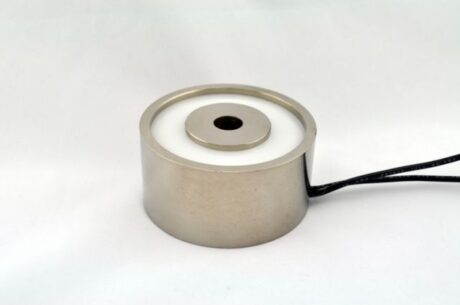 EM300-6-222 - Round Electromagnet 3 inch Dia. 6 volts DC - Holding 400 lbs.